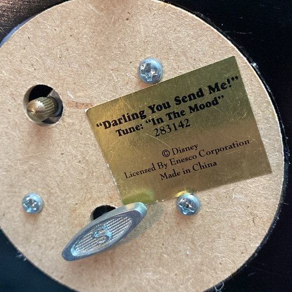 Mickey Minnie We're Steppin' Out!
Music Box Disney - Picture 11 of 17